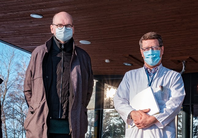 Vasas ledande överläkare Heikki Kaukoranta och infektionsöverläkaren i Vasa sjukvårdsdistrikt Juha Salonen.