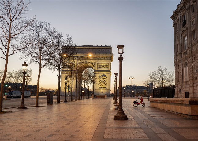 Folktomt på Avenue des Champs-Élysées i Paris förra helgen, kort efter det att utegångsförbudet trätt i kraft klockan 19.