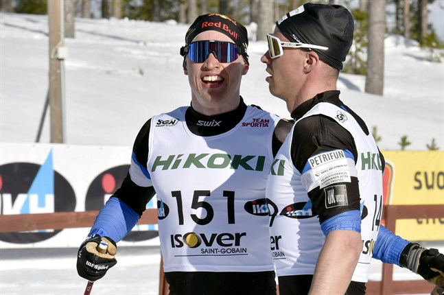 Iivo Niskanen skidade ikapp klubbkamraten Perttu Hyvärinen, som fick draghjälp av Niskanen i slutet av loppet.