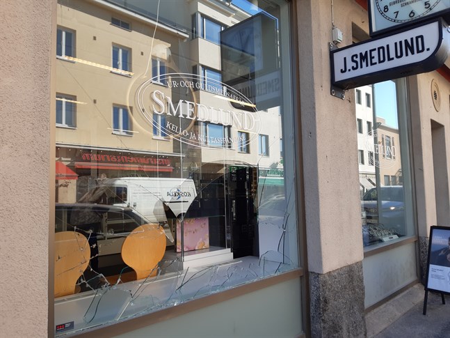 En inbrottstjuv slog sönder fönstret till Smedlunds uraffär på Storgatan i Jakobstad på natten mellan torsdagen och fredagen.