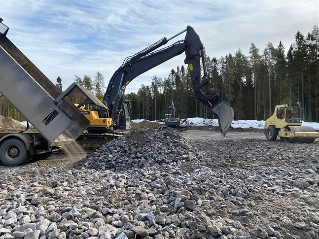 Bygget med grunden till det nya daghemmet intill Ringvägen är i full gång. Nu har daghemmet också fått ett namn, eller Guldvinge - Kultasiipi.