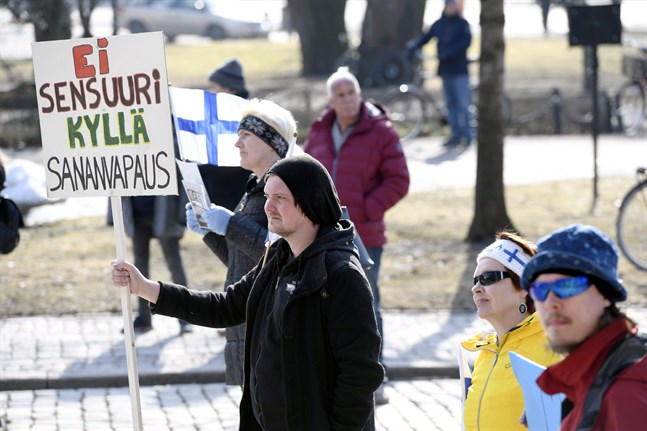 Enligt polisen samlades omkring 150 personer i Åbo på lördagen för att demonstrera mot coronarestriktionerna. Polisen skingrade demonstranterna eftersom de inte höll trygga avstånd.