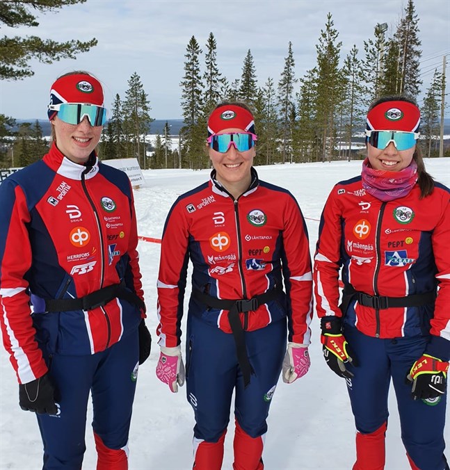 IF Brahes unga skidskyttegarde Teodora Westerlund, Amanda Nyfors och Rebecca Sandnäs gladde med en 16:e plats i damstafetten i FM.