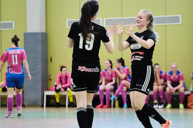 Anni Rintanen och Vilma Rosenström firar FC Sports sjunde mål.