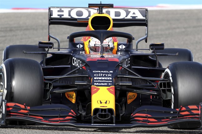 Max Verstappen kör fort i Bahrain.