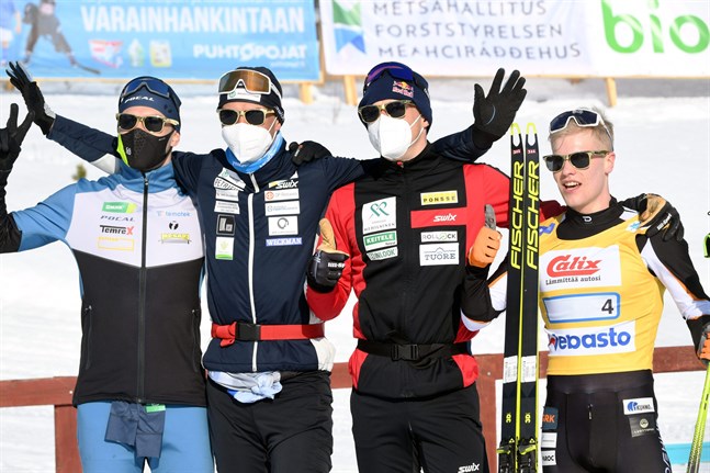 Puijon Hiihtoseura visste att chansen till guld var stor och hade därmed införskaffat solglasögon i guld – och de kom i användning. Guldlaget från vänster: Joonas Sarkkinen, Perttu Hyvärinen, Iivo Niskanen och Petteri Koivisto.