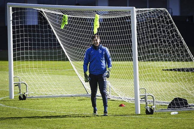 Jesse Joronen har fått axla ansvaret mellan stolparna för Finland eftersom Lukas Hradecky är borta på grund av skada.
