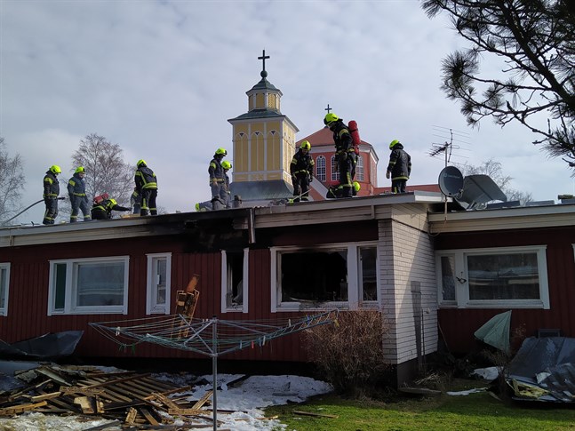 Den hyresbostad där branden började förstördes. Pensionärshemmet ligger nära Lappfjärds kyrka.
