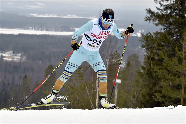 Riitta-Liisa Roponen på väg mot segern på 30 kilometer fritt i FM på söndagen.