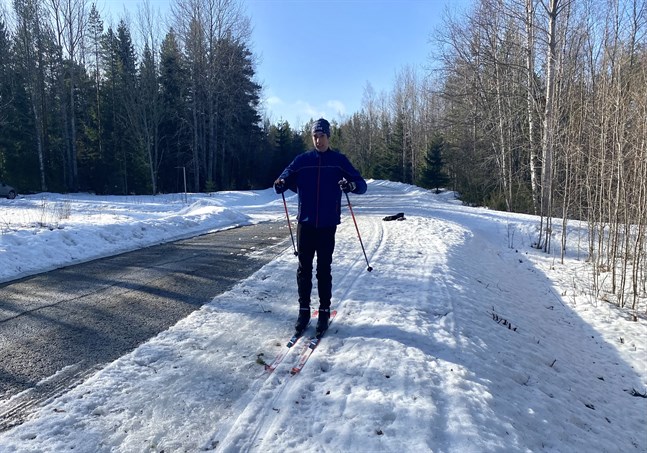 Tobias Åkerlund har ordentligt med skidkilometrar bakom sig. I torsdags åkte han på Gamla Närpesvägen, men spåret smälter sakta men säkert bort.