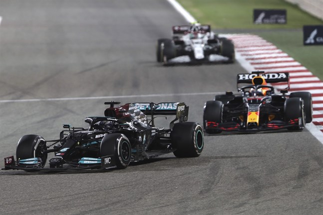Lewis Hamilton höll undan för Max Verstappen.