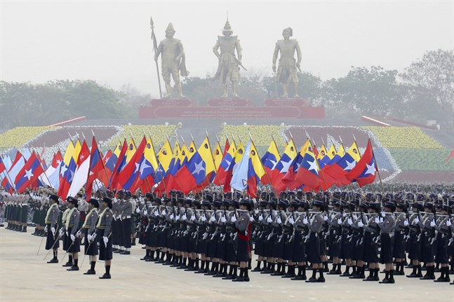 Soldater vid en parad i Naypyitaw under lördagen.