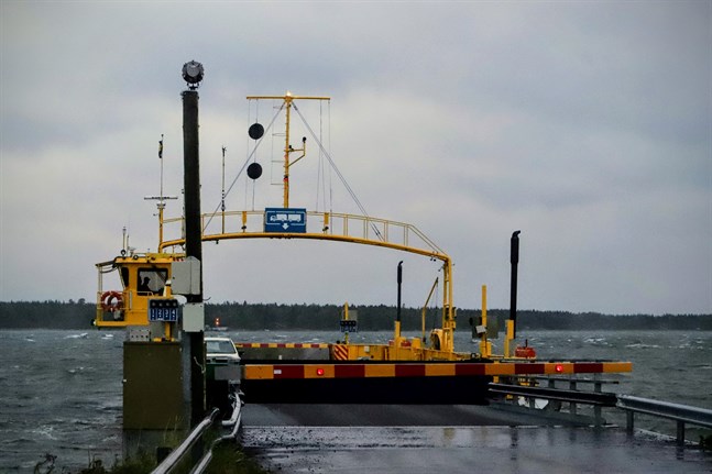 Problemet är inte att köra i hård vind utan att ta i land. Därför vill Tommy West, färjförare på Bergöfärjan, att vågbrytarna förlängs.