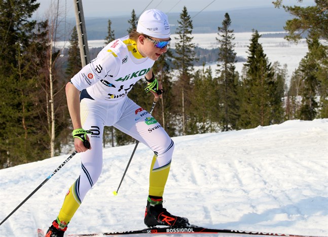 Remi Lindholm, här i Minkendressen förra säsongen, stod för en solid prestation på den andra etappen i stafetten i Finlands Cup i Vuokatti på söndagen.
