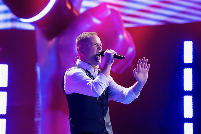 Ålänningen Walle Wahlsten har bra flyt i sångtävlingen The Voice of Finland. På långfredag tävlar han i kvartsfinalen.