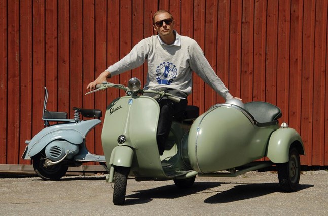 Patrik Hammarsten på sin Vespa Populär från 1953 med sidovagn i original. Han köpte sin första Vespa 1983 och är sedan dess fast.