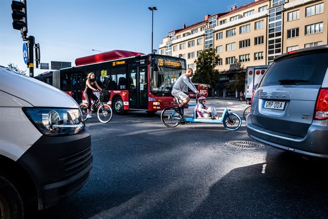 I takt med att bilarna blir alltmer tystgående blir det också svårare för gångtrafikanter och cyklister att höra dem. Även ljuden inne i fordonen förändras i snabb takt.