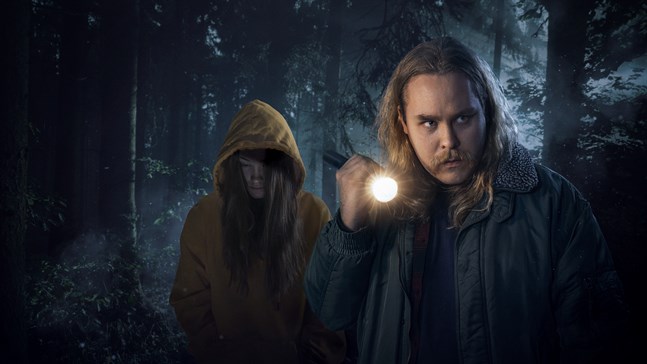 I audioserien "Det ingen såg" spelar Joel Forsbacka en radioreporter, som reder ut omständigheterna kring sin storasysters död.
