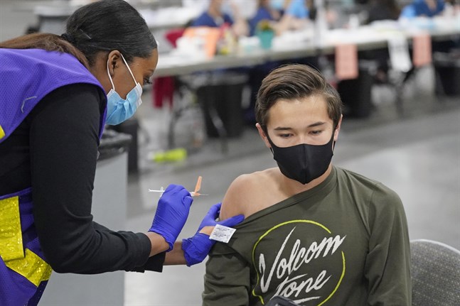 I delstaten Utah i USA kan nu alla personer över 17 år bli vaccinerade. På bilden Steve Oler, 17, som får en spruta.