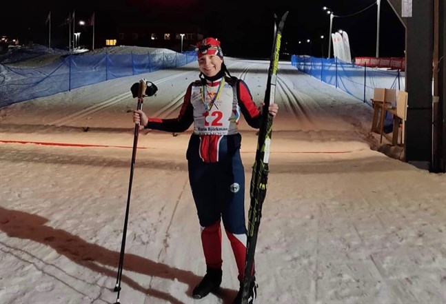 Mörkret hade lagt sig då Maria Björkman åkte över mållinjen i Jokkmokk och under de sista milen skidade hon i skenet från en pannlampa.