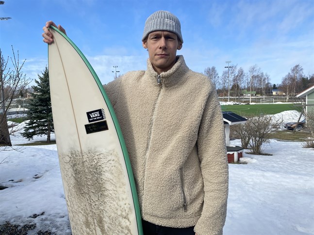 Kevin Kuusisto har surfingen som hobby. Hela vintern har han väntat på att få åka till Bali för att jobba som surfinstruktör.