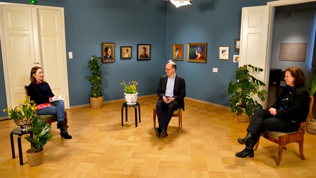 Under diskussionen på långfredag samtalar Kajsa Dahlbäck, till vänster, med dekanus Fritjof Sahlström och teaterchefen Ann-Luise Bertell.