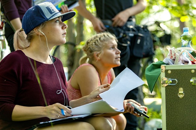 Elin Grönblom skriver och regisserar kortfilmen "Papp min är en alien!". Den här bilden är tagen under inspelningen av tv-serien "Sommarkollo", som hon också skrev och regisserade.