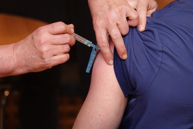 Regeringen föreslår att fler doser coronavaccin levereras till sådana sjukvårdsdistrikt där incidensen överstiger 100 coronafall per 100 000 invånare under en period på två veckor.
