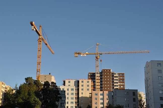 Byggarbetare har haft högst risk att insjukna i covid under början av året, visar en undersökning av Helsinki graaduate School of Economics.