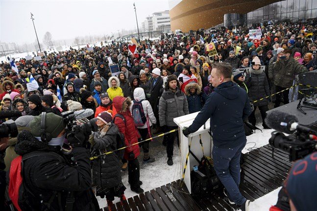 En stor demomstration mot restriktionerna ordnades i Helsingfors den 20 mars.