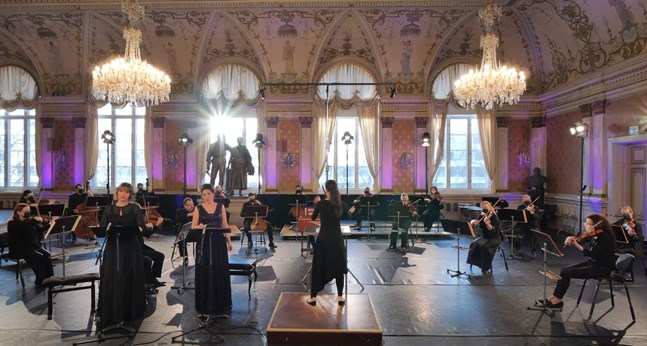 Så här kan det se ut under en strömmad konsert i stadshuset. Dirigenten Jutta Seppinen leder musikerna i Vasa stadsorkester och solisterna Jenny Carlstedt och Olga Heikkilä.