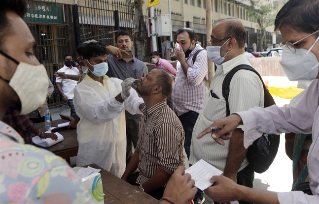 Covid-testning utanför en domstol i Bombay i den hårt drabbade delstaten Maharashtra.