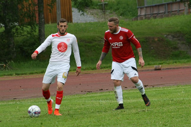 Nedim Ibric, här i Sportings vita bortaställ, har skrivit på för en fortsättning. Här kämpar han mot Kaskö IK:s Nicholas Lundenius i ett derby i fjol i Kaskö.