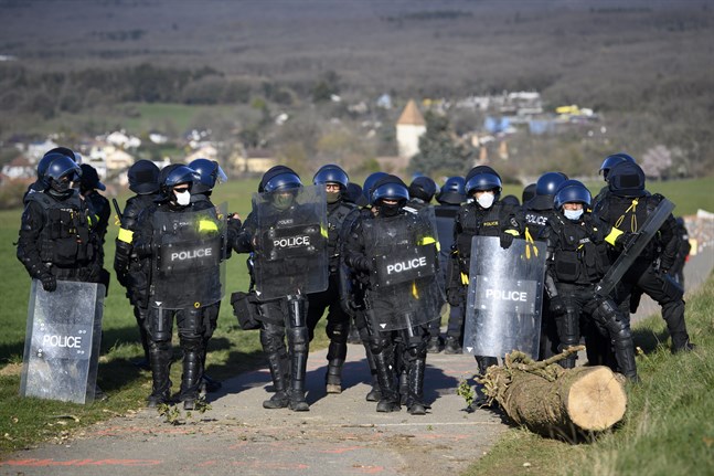 Schweizisk polis använde tårgas och gummiklädda kulor mot ett tusental demonstranter. Arkivbild.