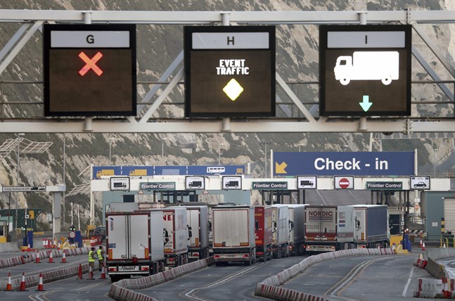 Lastbilar väntar på att få köra ombord en färja i Dover.