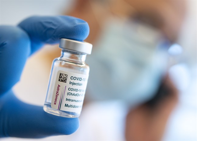 Den europeiska läkemedelsmyndigheten utreder fortfarande om det finns ett samband mellan Astra Zenecas vaccin mot covid-19 och de blodproppar som konstaterats hos ett antal vaccinerade. Arkivbild.