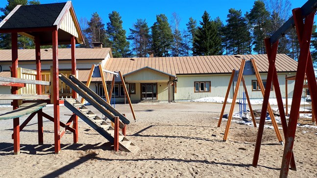 Framtiden för Pettersbacka skola i Vörå har varit på tapeten det senaste året. Nu är det timeout i väntan på det nya fullmäktige.
