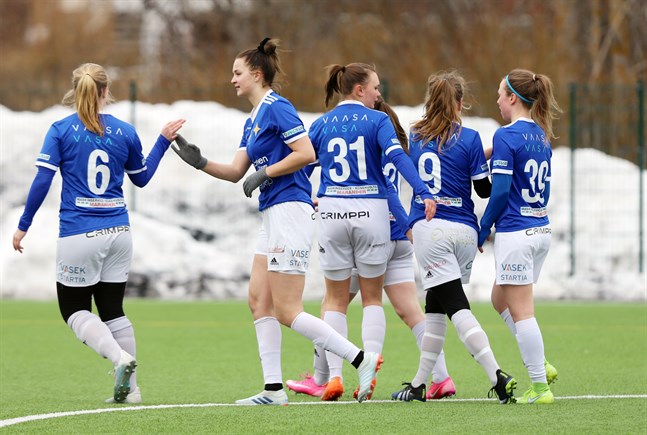 Tanja Ali-Marttila firar 1–0-målet, som kom i början av första halvlek, med Adelina Ragnäs (6). Ragnäs satte 2–1 i andra.