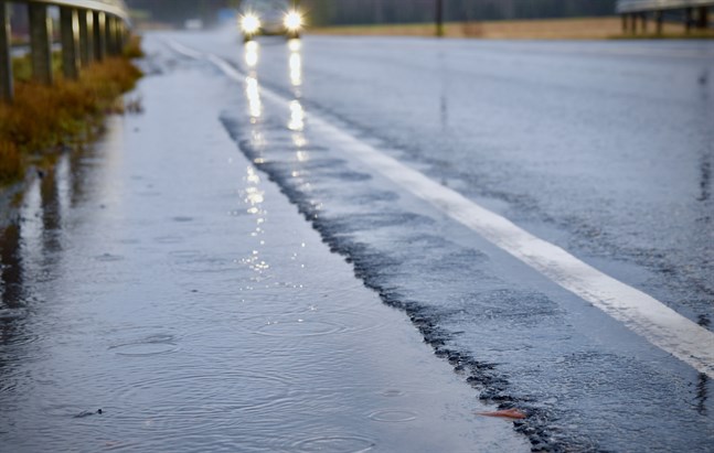 Regn och snöskurar kan försämra föret runtom i landet under måndagen.