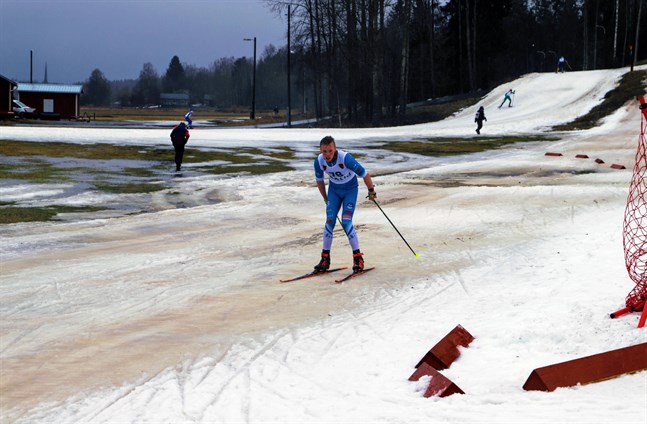 Vädret till trots gick vinnaren av gruppen M16 – Mika Kärkkäinen – i mål på tiden 14:55.4. Han skidar för Norvalla Ski Team.