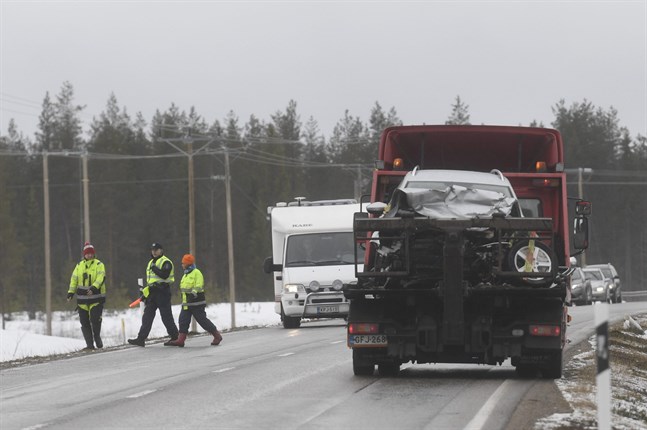Åtminstone åtta personer har skadats allvarligt i olyckan i Suomussalmi. Enligt polisen var föret dåligt och vägen täckt av snösörja då olyckan skedde.