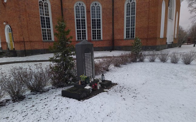 En ny sten med namnplaketter behövs vid minneslunden i Lappfjärd. Samfälligheten reserverar medel i nästa års budget.