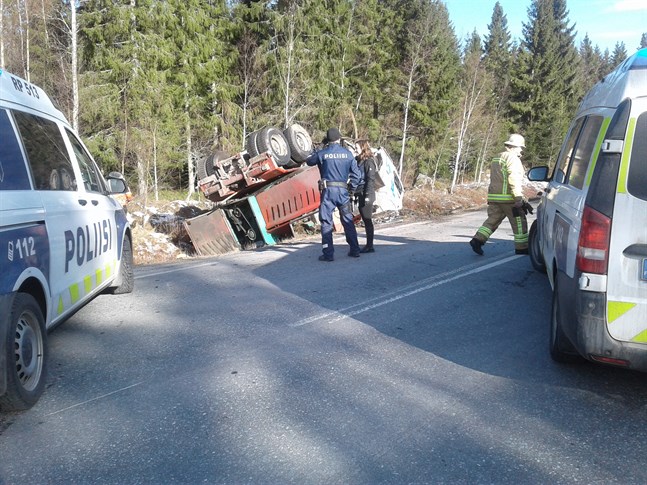 En krock mellan en personbil och en lastbil inträffade i Töjby, Närpes, 8.30-tiden på tisdag morgon.