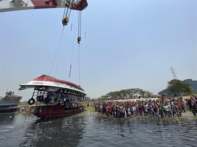 Olycksfärjan bärgas ur floden Shitalakkhya i Bangladesh på måndagen.