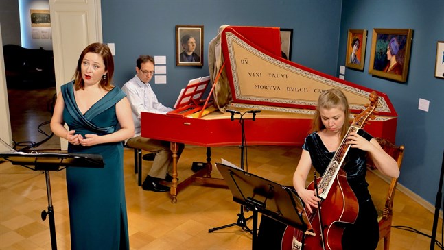 Earthly Angels är (från vänster) Kajsa Dahlbäck (sopran), Aapo Häkkinen (cembalo) och Heidi Peltoniemi (gamba).
