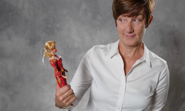 Har Barbie stimulerat vår kreativitet eller styrt in oss i ett stereotypt könsrollstänkande och skönhetsideal? Det frågar sig Camilla Roos i dokumentärfilmen "Min Barbie och jag".