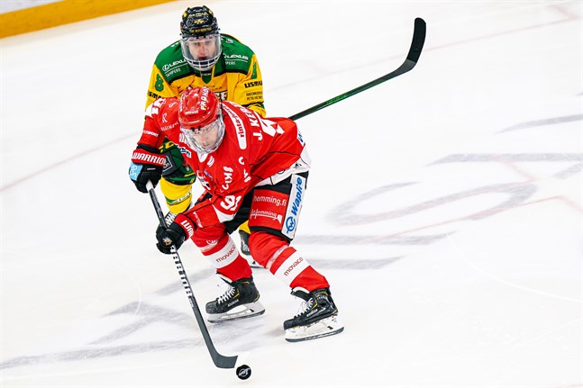 Janne Keränen ställde till med en del oreda i Ilves zon. Här uppvaktas han av backen Santeri Hatakka.