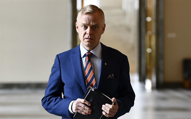 Samlingspartiets riksdagsledamot Timo Heinonen undrar om det är rättvist att Lappland är det enda landskapet där statsrådet tillåter olika bestämmelser för restaurangerna inom ett och samma landskap.