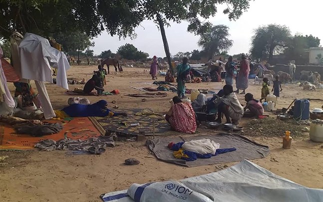 Människor på flykt i Darfur i Sudan, där etniska oroligheter krävt många liv.