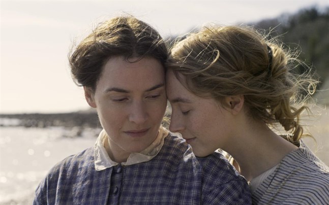 Kate Winslet och Saoirse Ronan i filmen "Ammonite".